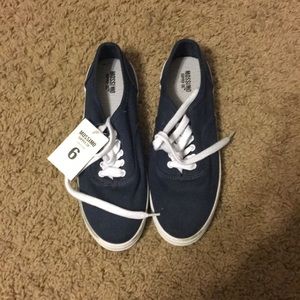 Canvas shoes
